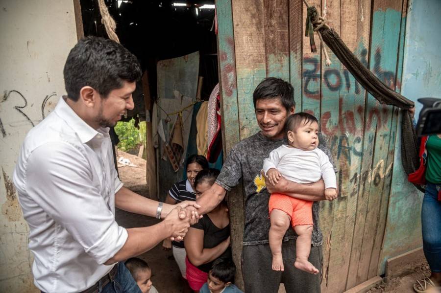 ALCALDE ENTREG&Oacute; V&Iacute;VERES Y BIENES A FAMILIAS VULNERABLES