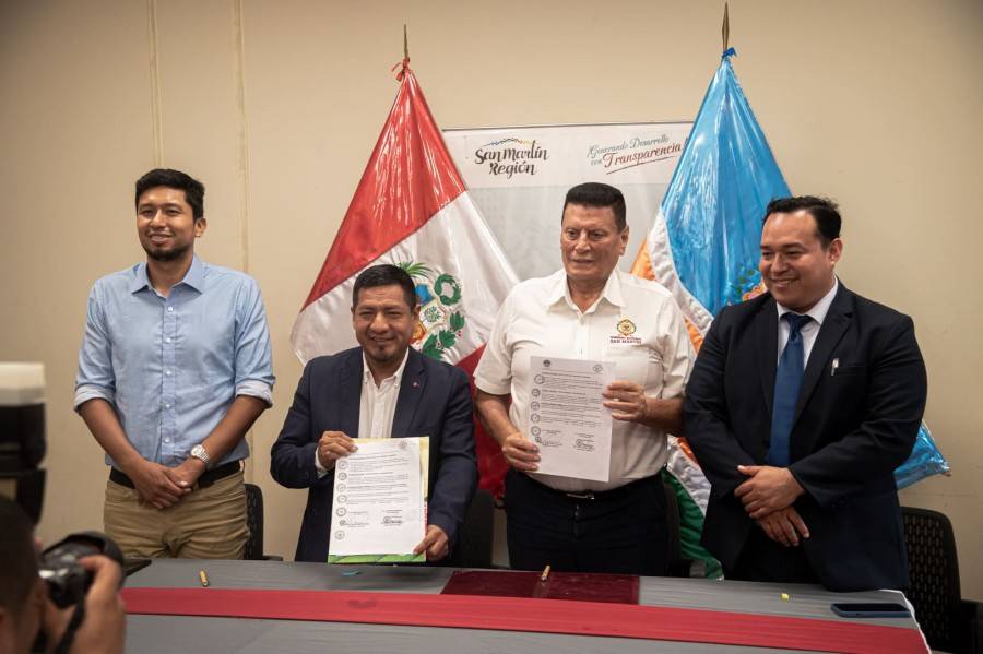 ALCALDE PRESENTE EN FIRMA DE CONVENIO DE CARRETERA YURIMAGUAS - BALSAPUERTO - MOYOBAMBA