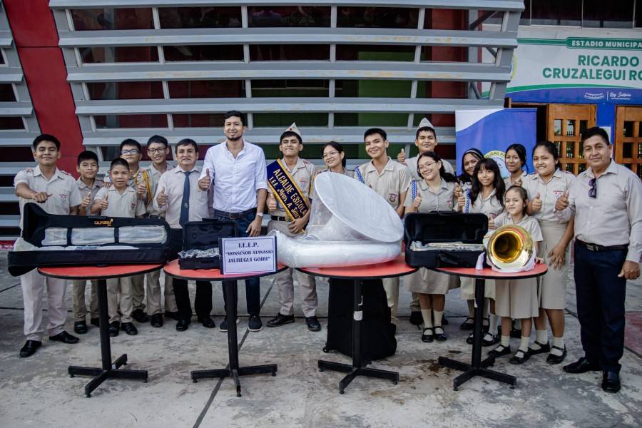 ALCALDE ROY SALDA&Ntilde;A ENTREG&Oacute; BIENES A COLEGIOS