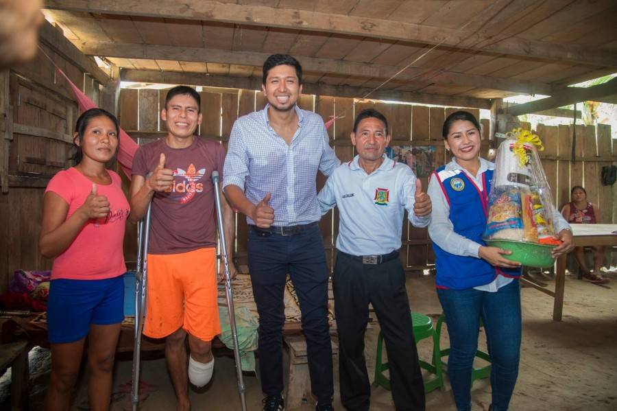 BURGOMAESTRE ROY SALDA&Ntilde;A ENTREGA SILLAS DE RUEDAS EN MUNICHIS